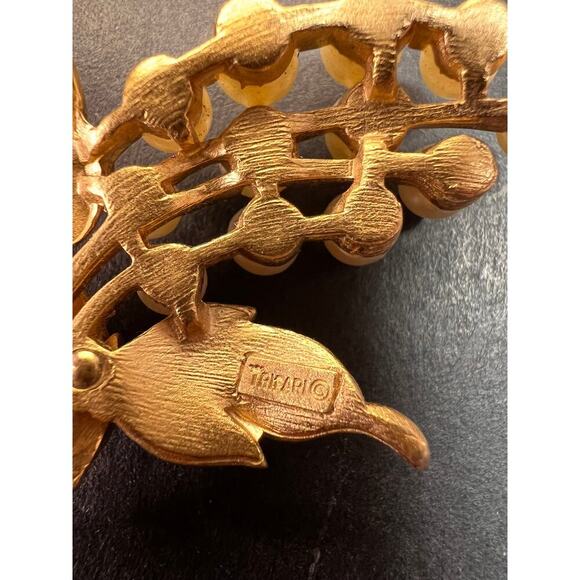 Vintage signed crown Trifari brushed goldtone pearl spray brooch - Picture 5 of 9